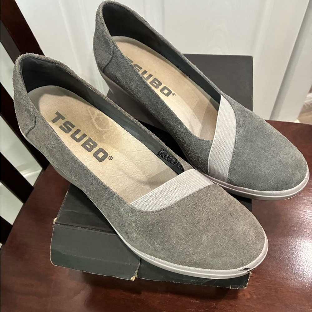 Tsubo Women's Gray Suede Wedges